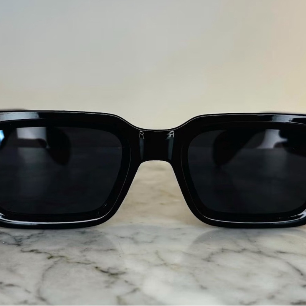 Stylish Black Rectangular Sunglasses - image 3